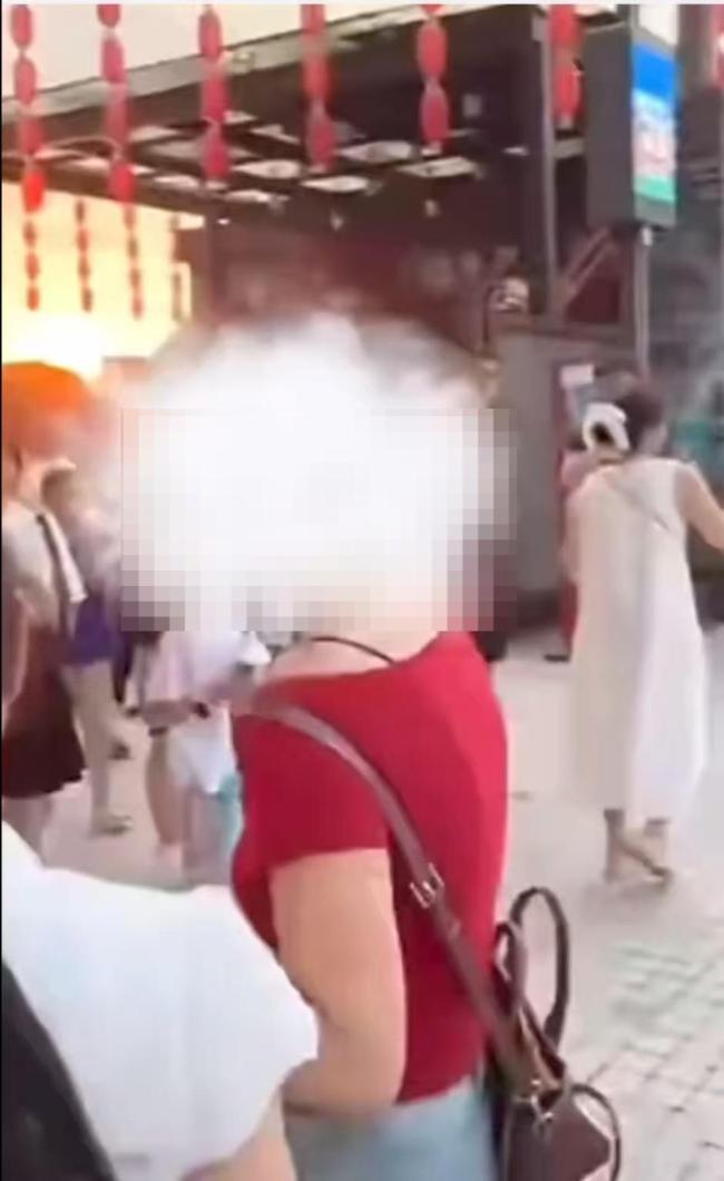 当地通报洪崖洞强拉拍照事件 严肃处理违规揽客